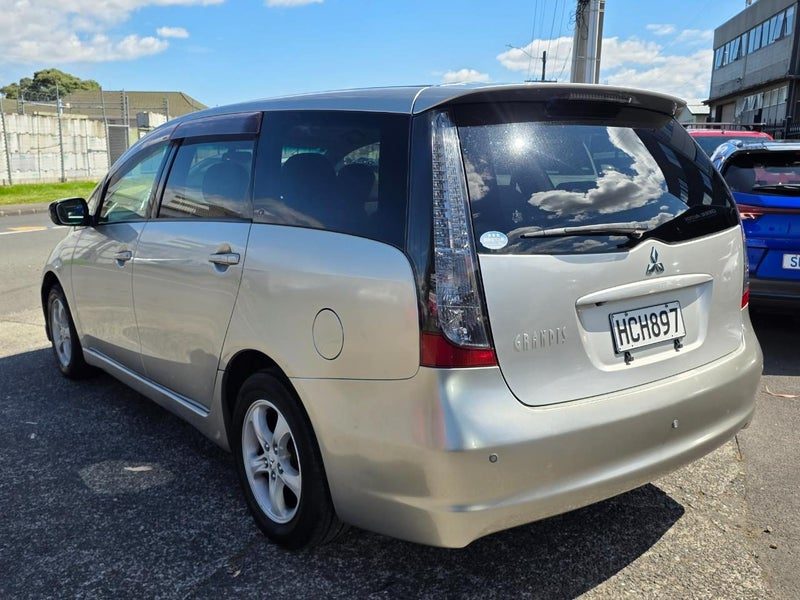 2004 Mitsubishi Grandis 7 Seater, photo 3