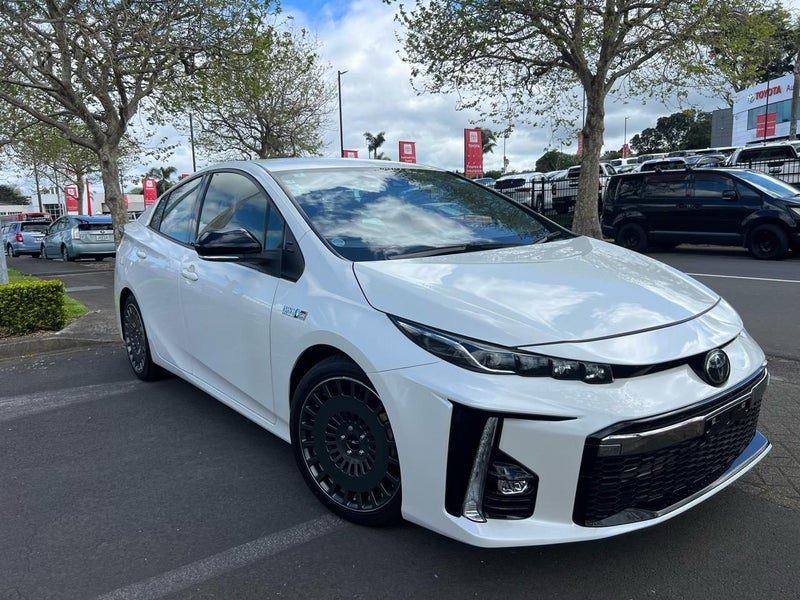2020 Toyota Prius PHEV GR SPORT, photo 2