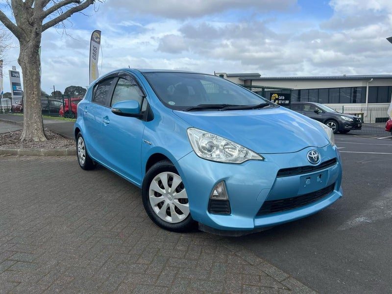 2013 Toyota Aqua S, photo 2