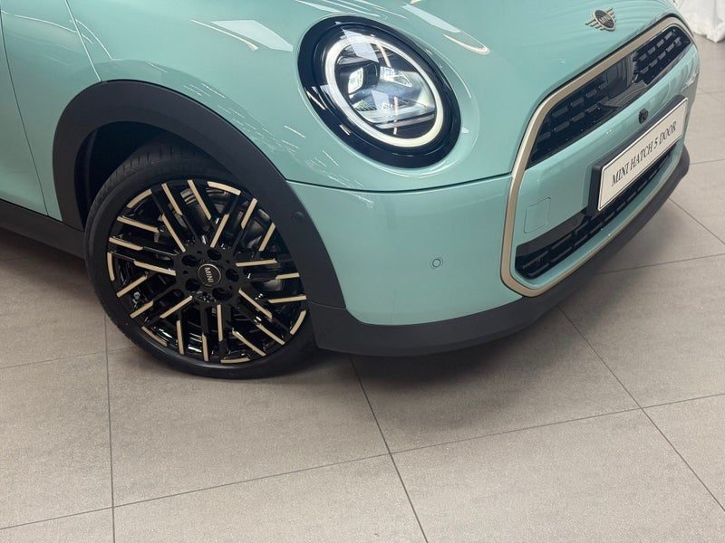 2026 MINI Hatch Cooper C 5 Door Favoured, photo 2