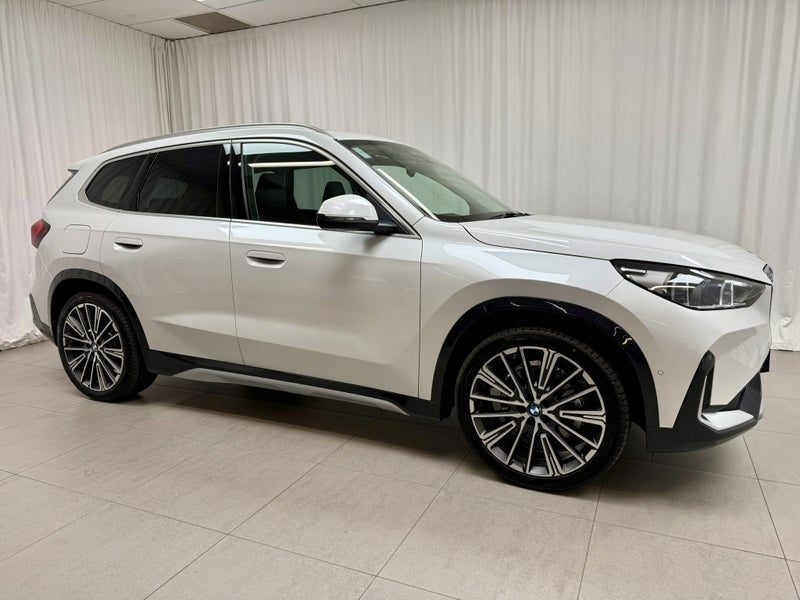2026 BMW iX1 BMW iX1 xDrive30 with Innovations, photo 2