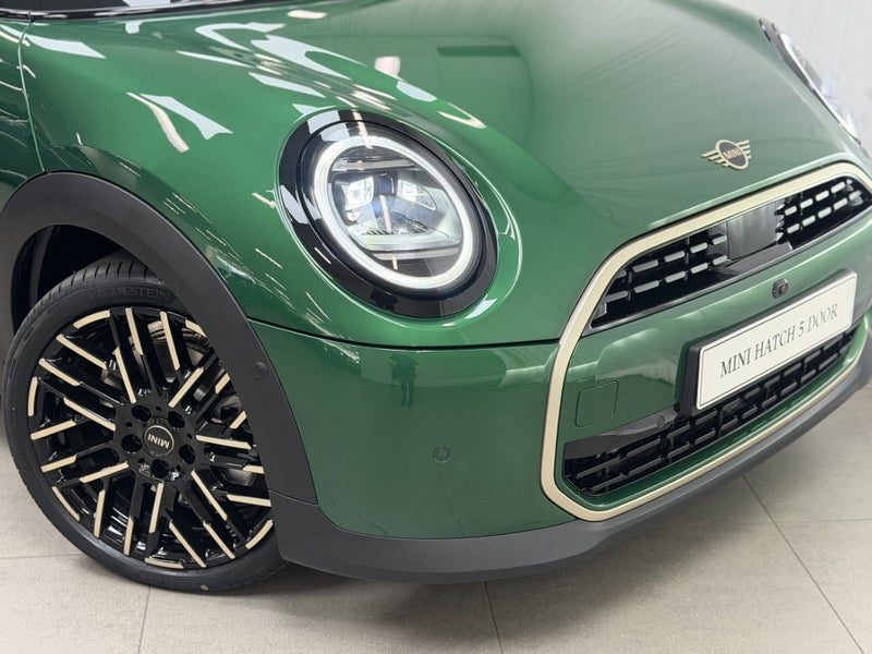 2026 MINI Hatch Cooper C 5 Door Favoured, photo 2