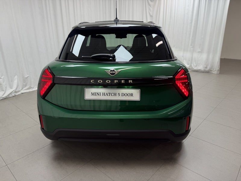 2026 MINI Hatch Cooper C 5 Door Favoured, photo 3