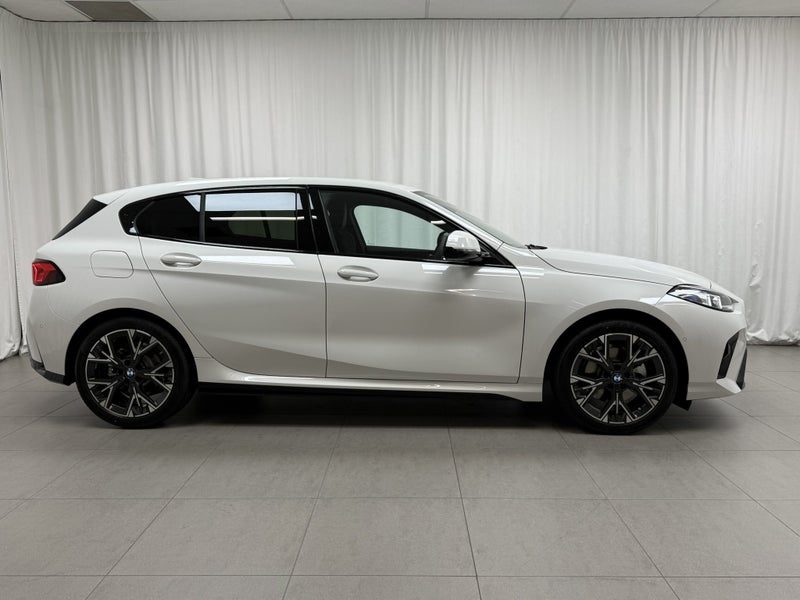 2026 BMW 120i 120 Hatch, photo 2