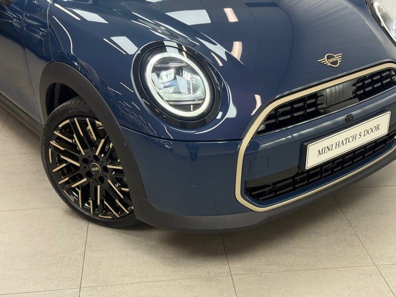 2026 MINI Hatch Cooper C 5 Door Favoured, photo 2