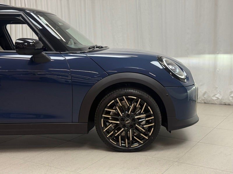 2026 MINI Hatch Cooper C 5 Door Favoured, photo 3
