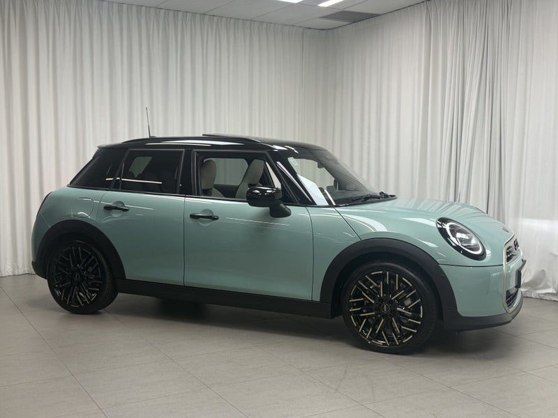 2026 MINI Hatch Cooper S 5 Door Favoured, photo 2