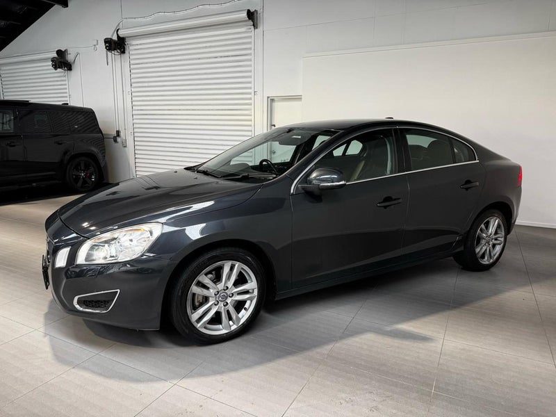 2011 Volvo S60 T6 AWD Sedan, photo 3