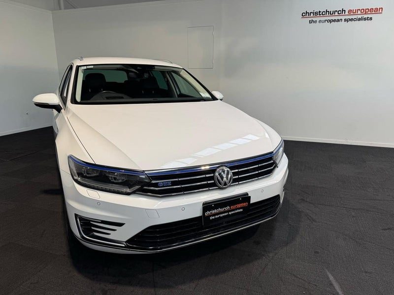 2016 Volkswagen Passat GTE Plug in Hybrid Wagon, photo 2