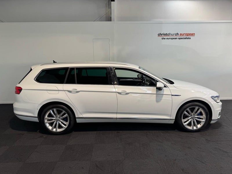 2016 Volkswagen Passat GTE Plug in Hybrid Wagon, photo 3