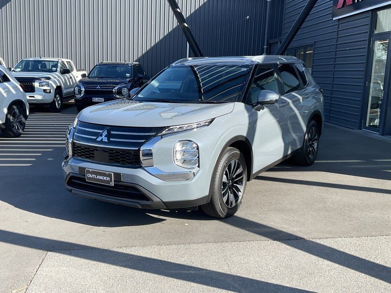 2026 Mitsubishi Outlander LS AWD, photo 2