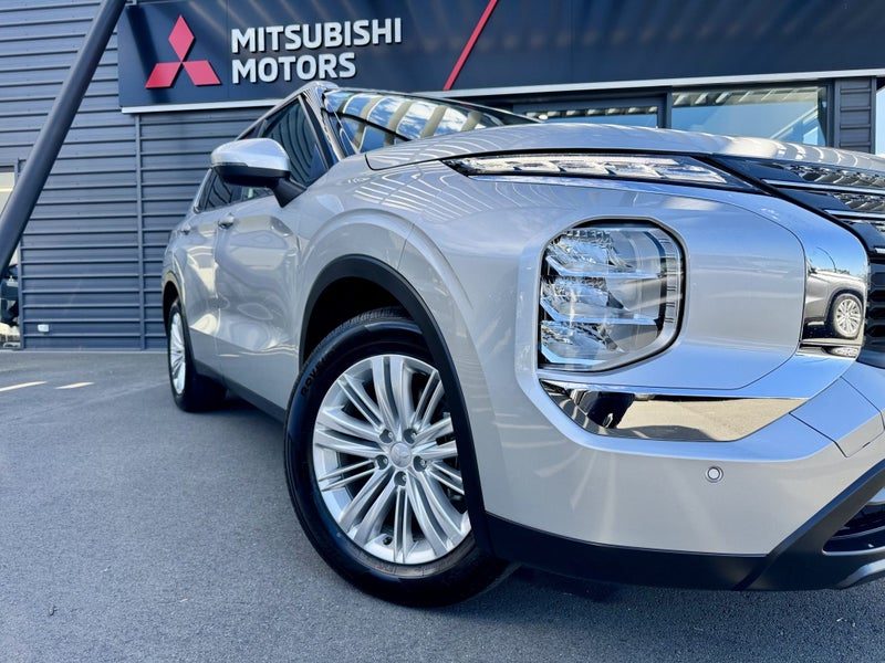 2023 Mitsubishi Outlander LS 4WD, photo 2