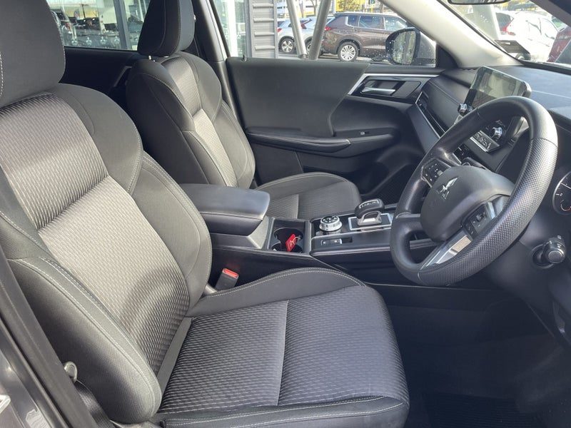 2022 Mitsubishi Outlander LS 4WD 5 SEATER, photo 2