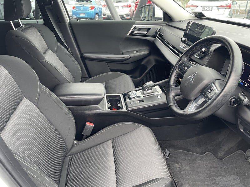 2022 Mitsubishi Outlander LS PHEV AWD, photo 2