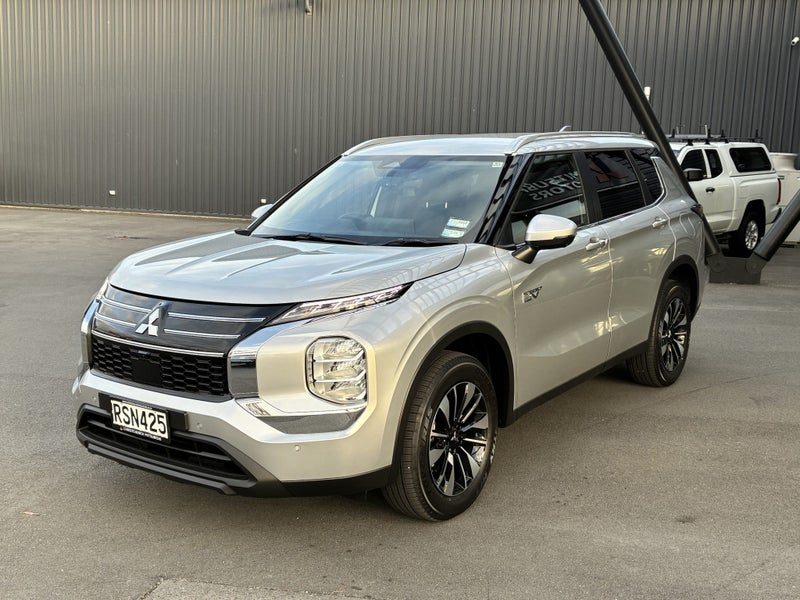 2026 Mitsubishi Outlander LS PHEV AWD, photo 3