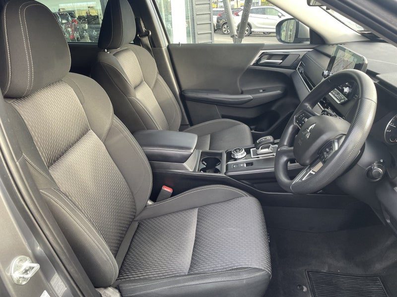 2022 Mitsubishi Outlander LS 4WD 5 seater, photo 2
