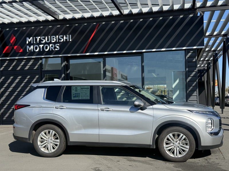 2022 Mitsubishi Outlander LS 4WD 5 SEATER, photo 2
