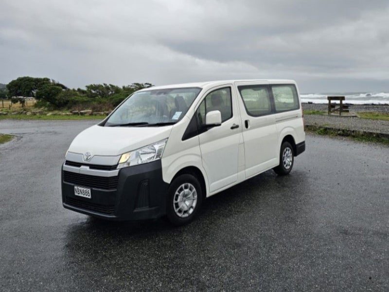 2020 Toyota Hiace ZR, photo 2