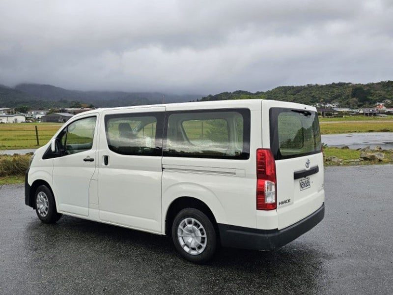 2020 Toyota Hiace ZR, photo 3
