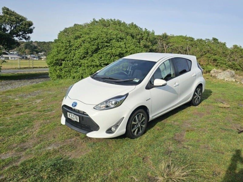 2017 Toyota Prius C SX, photo 2