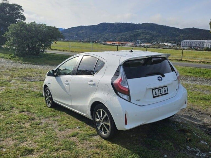 2017 Toyota Prius C SX, photo 3