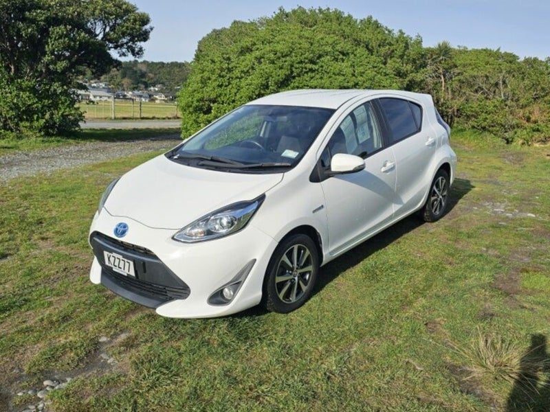 2017 Toyota Prius C SX 1.5P HV ECVT FWD HB/5D/5S, photo 2