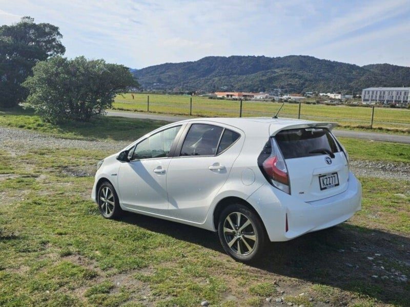 2017 Toyota Prius C SX 1.5P HV ECVT FWD HB/5D/5S, photo 3