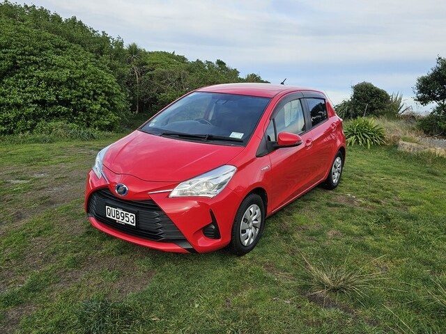 2017 Toyota Vitz 1.5 Hybrid F 5Dr Hatch CVT 2WD, photo 2
