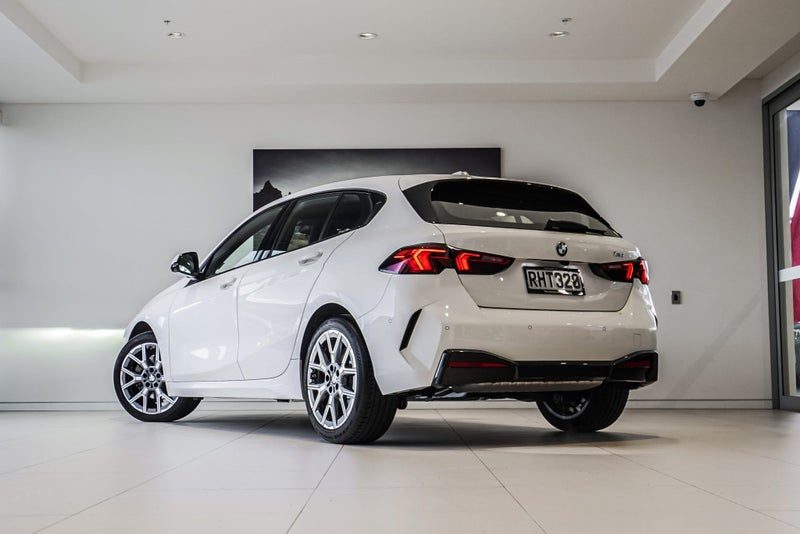 2025 BMW 120i 1.5L Mild Hybrid, photo 3