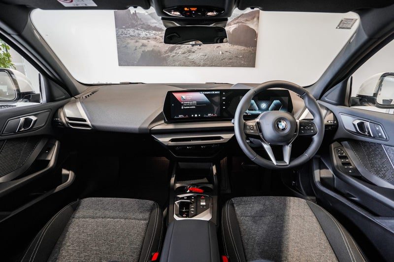 2025 BMW 120i Hatch Sport Collection, photo 3