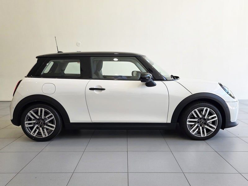 2026 MINI Cooper C Classic 3 Door, photo 3