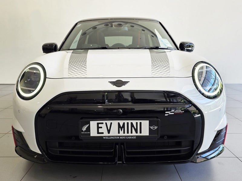 2026 MINI Cooper JCW E, photo 2