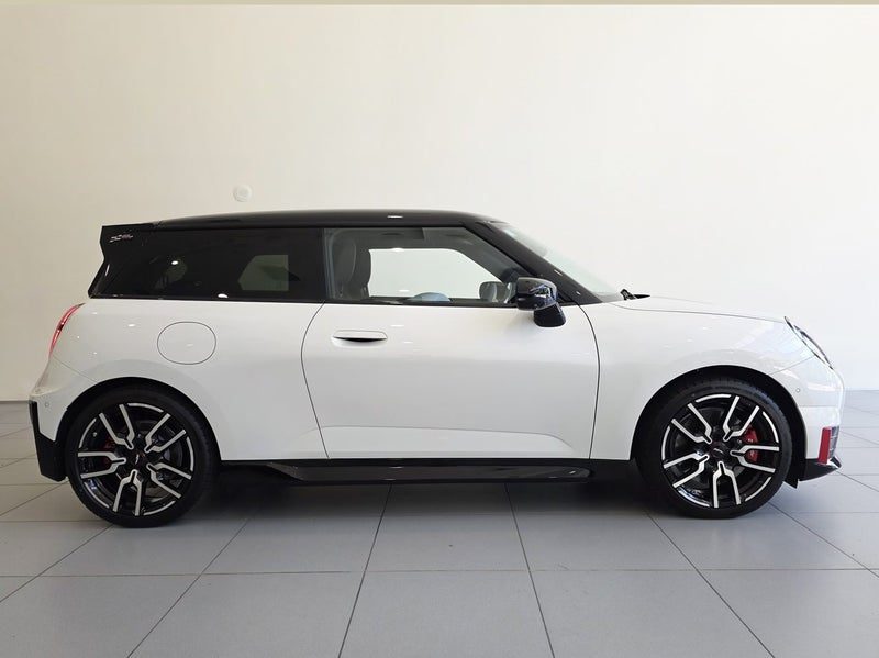 2026 MINI Cooper JCW E, photo 3