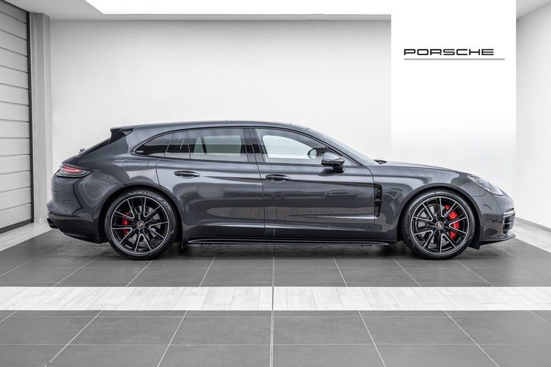 2022 Porsche Panamera GTS - Sport Turismo, photo 2
