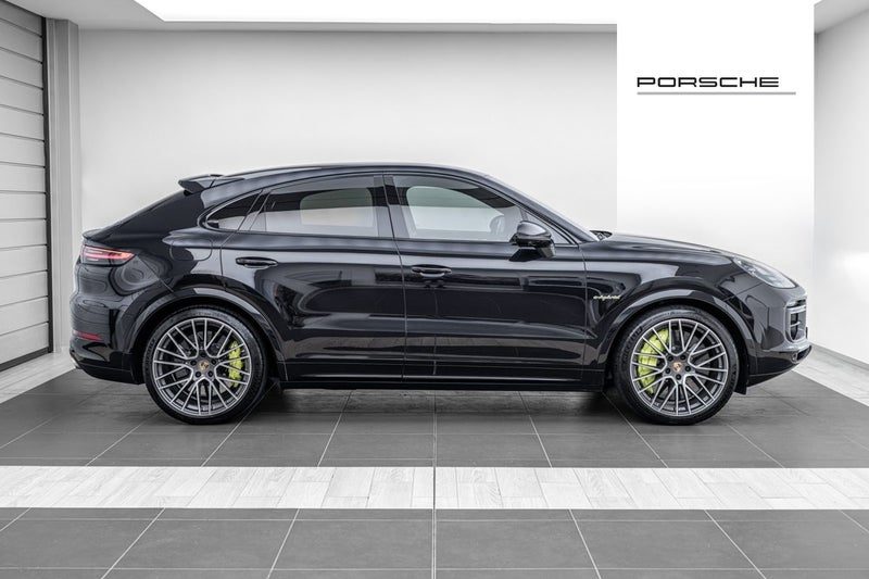 2022 Porsche Cayenne Turbo S E - Hybrid Coupe (E3), photo 2