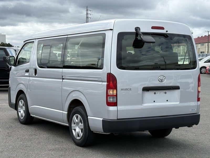 2021 Toyota Hiace Minibus 10 Seater, photo 3