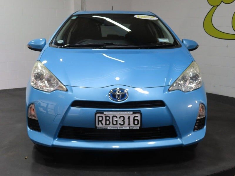 2014 Toyota Aqua Hybrid S, photo 2