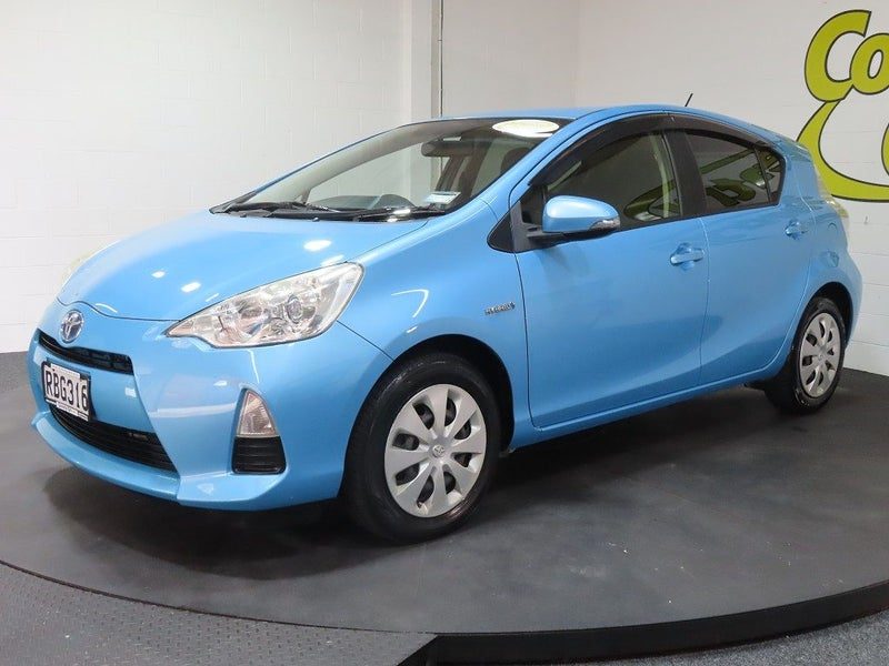 2014 Toyota Aqua Hybrid S, photo 3