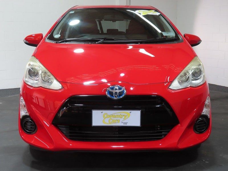 2015 Toyota Aqua Hybrid S, photo 2