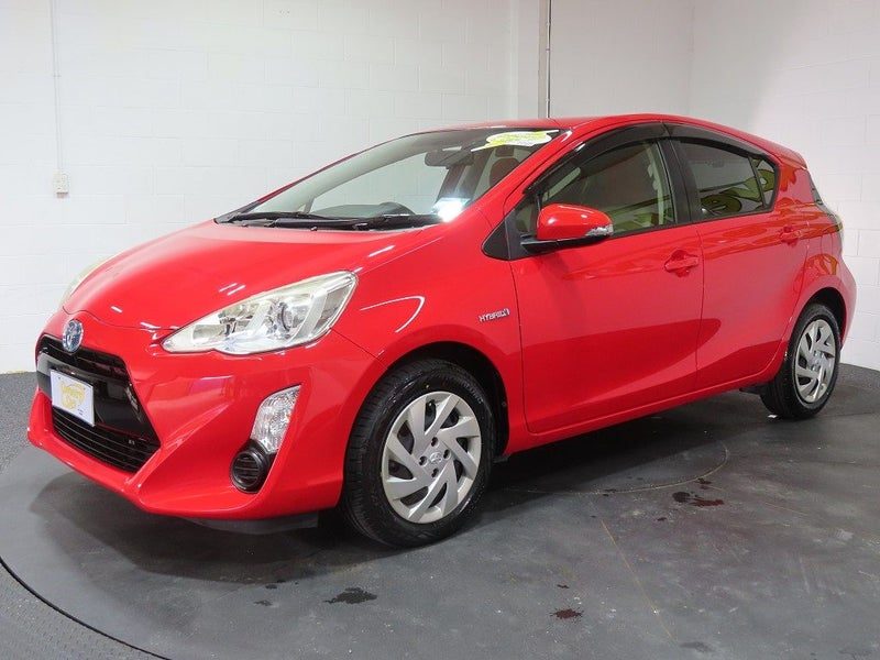 2015 Toyota Aqua Hybrid S, photo 3