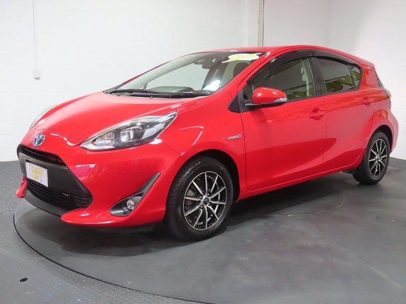 2018 Toyota Aqua Hybrid S, photo 3
