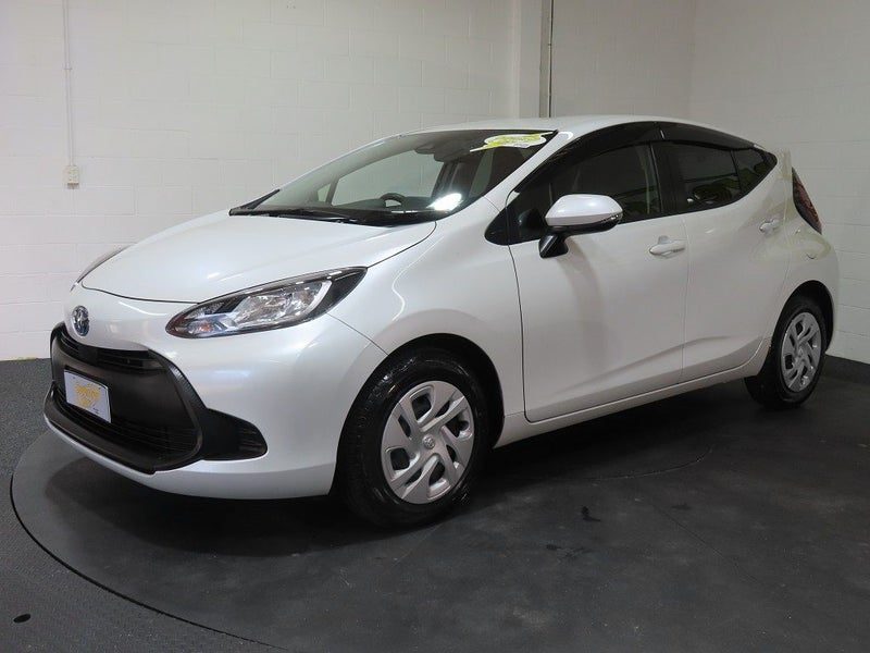 2023 Toyota Aqua Hybrid X, photo 3