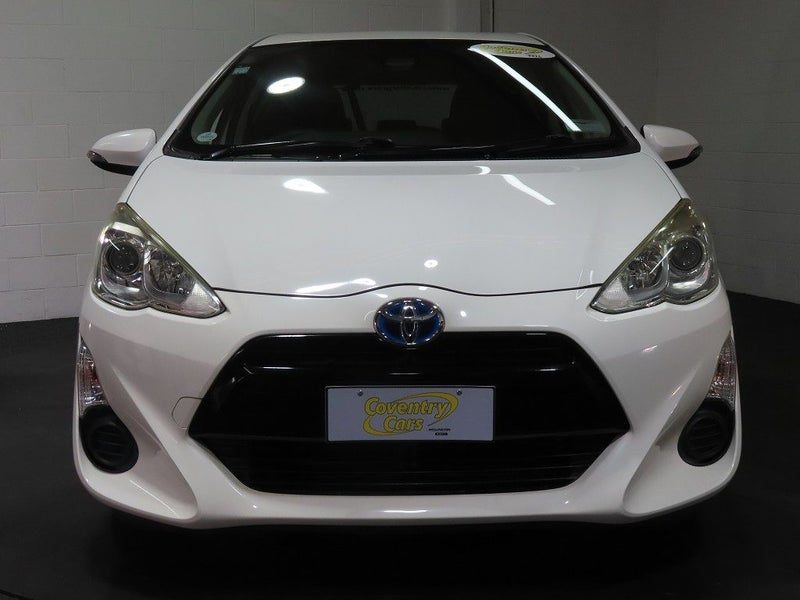 2016 Toyota Aqua Hybrid S, photo 2
