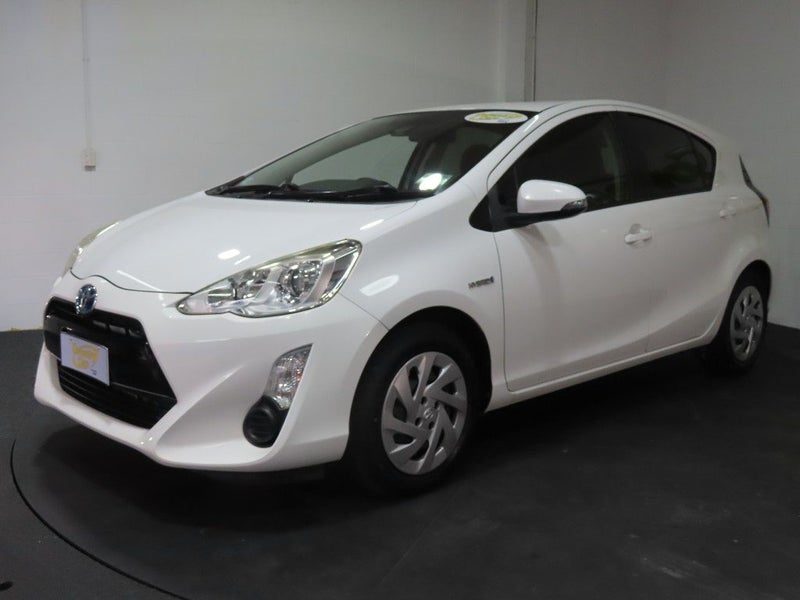 2016 Toyota Aqua Hybrid S, photo 3