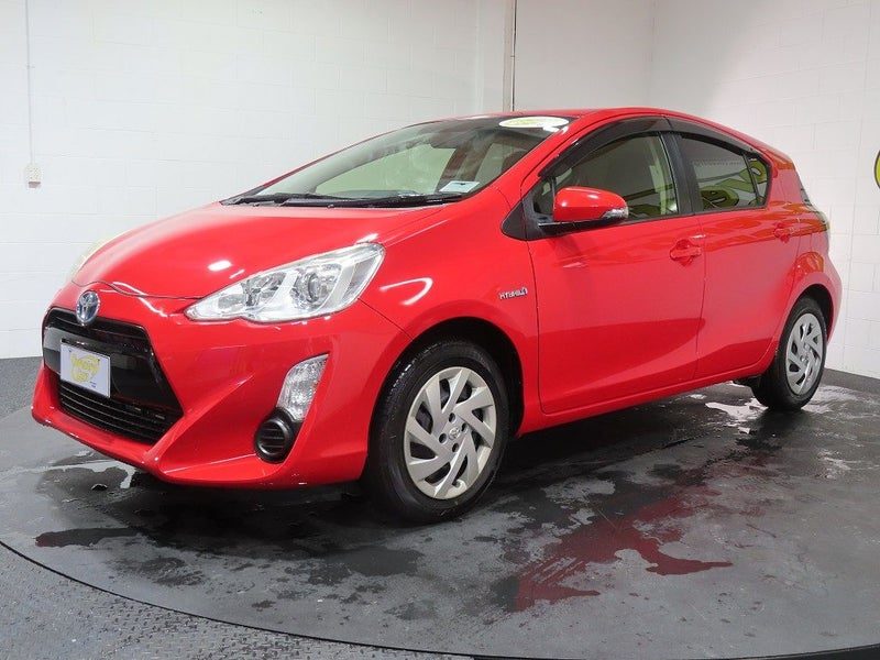 2015 Toyota Aqua Hybrid G, photo 3