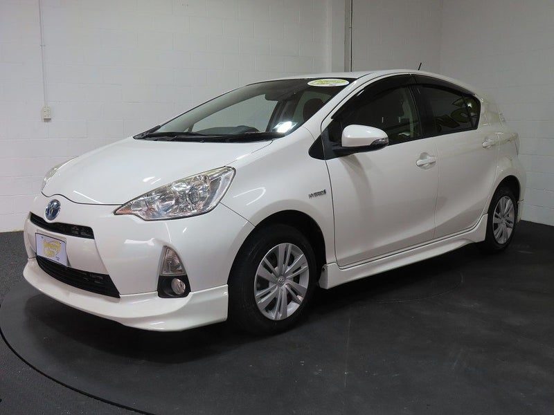 2014 Toyota Aqua Hybrid S, photo 3