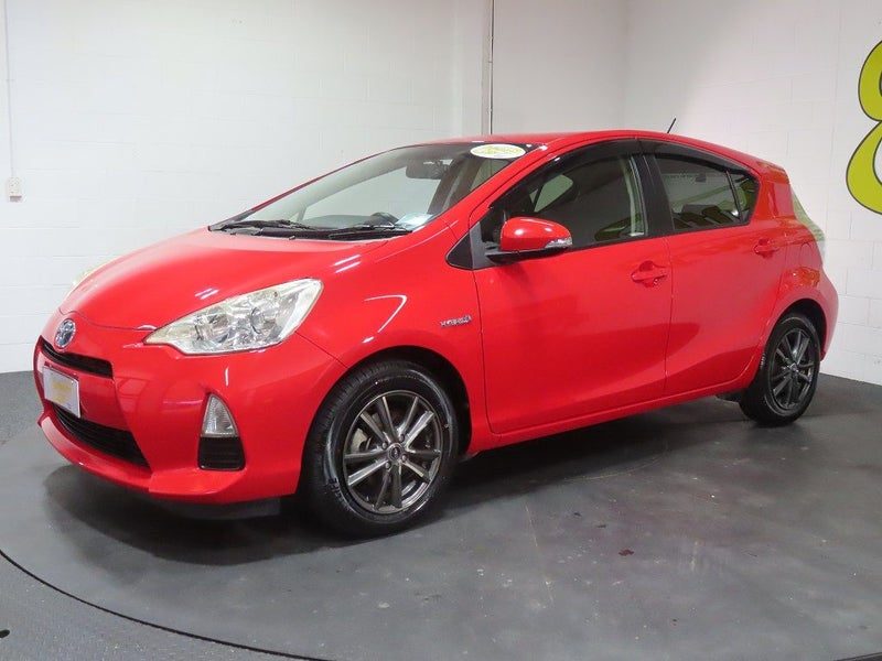 2013 Toyota Aqua Hybrid S, photo 3
