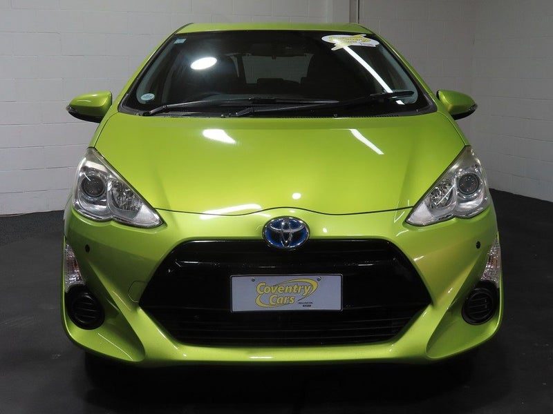 2015 Toyota Aqua Hybrid S, photo 2