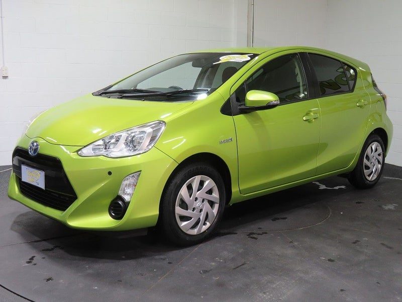 2015 Toyota Aqua Hybrid S, photo 3