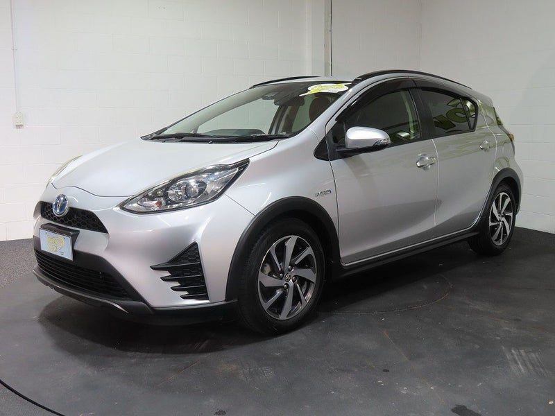 2017 Toyota Aqua Hybrid Crossover, photo 3